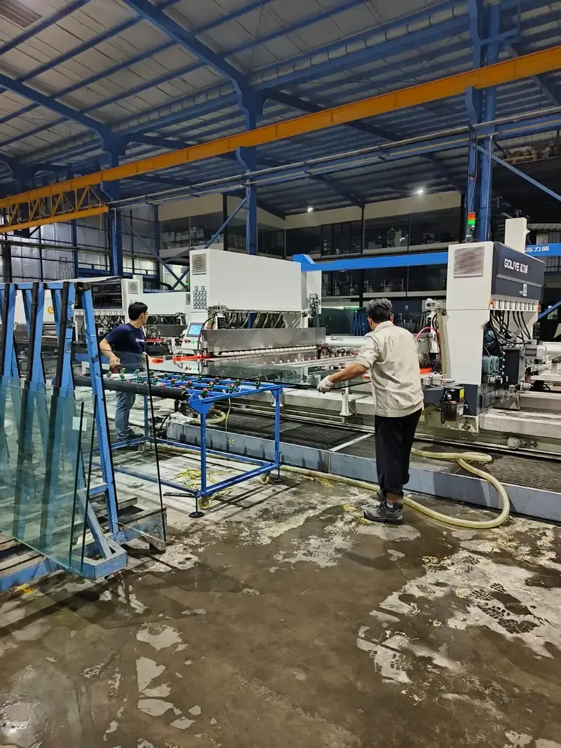 Proses potong dan finishing kaca di pabrik Optima Glass