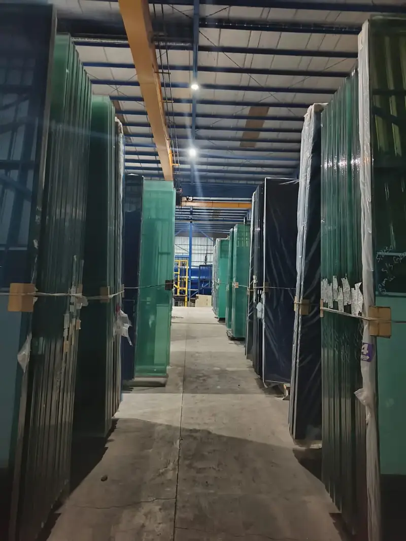 Stok kaca lembaran di gudang Optima Glass